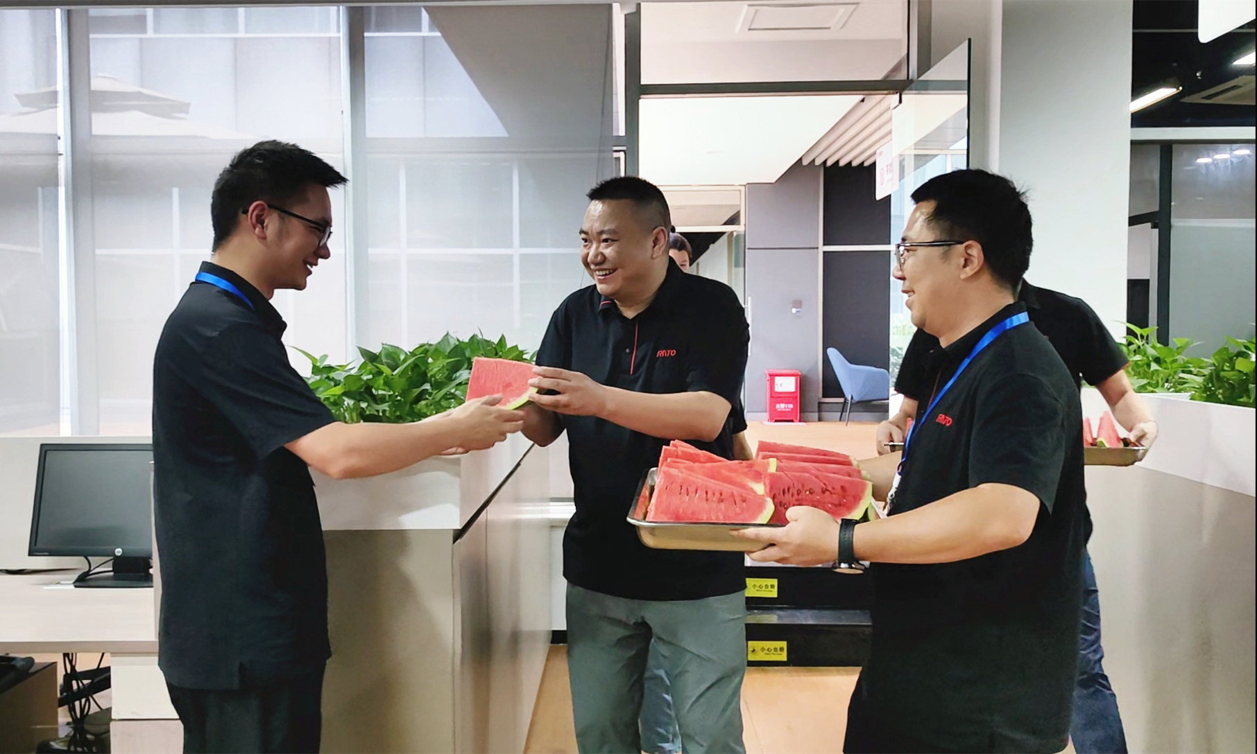 酷暑送清凉，，，1xBET护安康 &mdash;&mdash; 1xBET集团开展夏日高温慰问活动